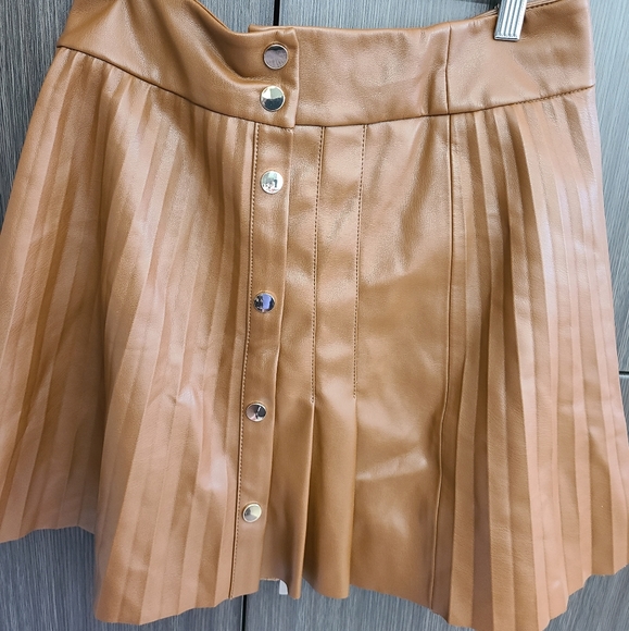 Brand new Zara pleated skirt - Picture 2 of 5